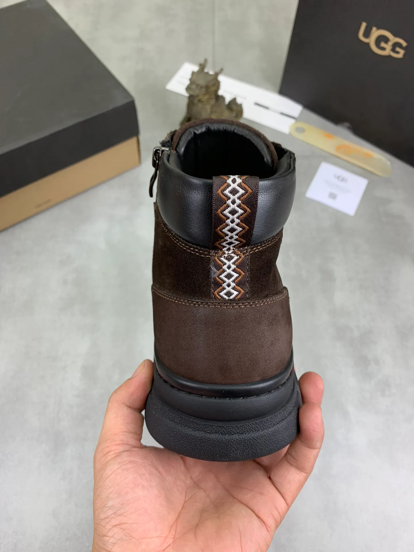 Men's Men's Shoes P620 [New Style] 💰 🆘 "Real Wool" [UGG] 👉 Popular men's shoes official website synchronization 🔰 Genuine quality [proud] is not comparable to the imitations in the general market 🌀 The upper is imported Italian frosted cowhide, and the lining: foot pad 🅰️ grade 🐑 real wool 👻 Only Grade A can show the effect The hand feels smooth and delicate 🔱The shoe shape is grand, only genuine factories can do it 🎄The perfect toughness of the original outsole 👻⬛️ can allow customers to say goodbye to one-time consumption. Real wool lining, super warm. Available in black or brown. Size: 38-44